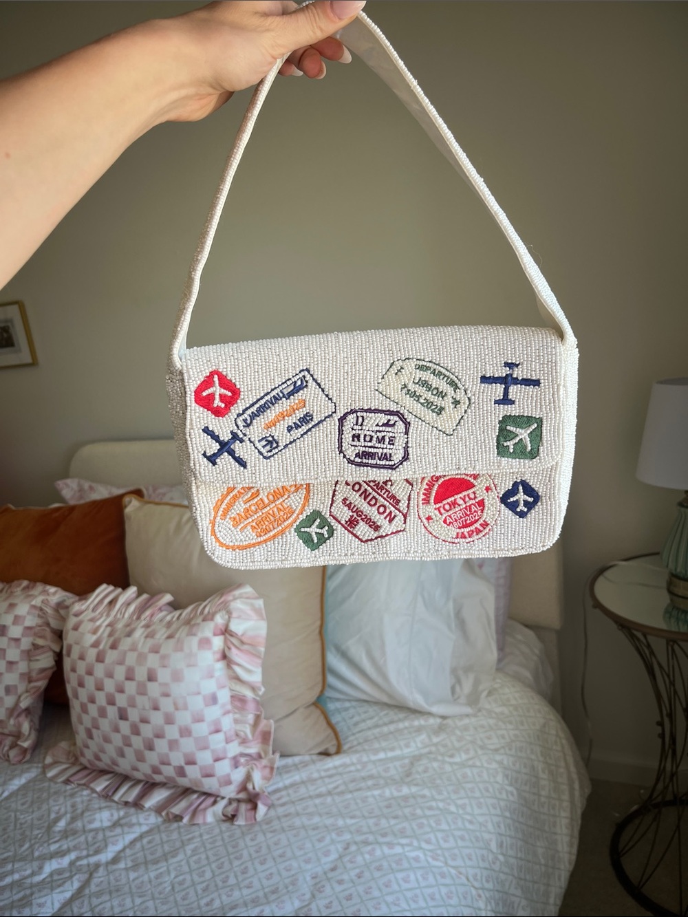 NWOT Viral Beaded Passport Patch White Shoulder Bag - Picture 1 of 5